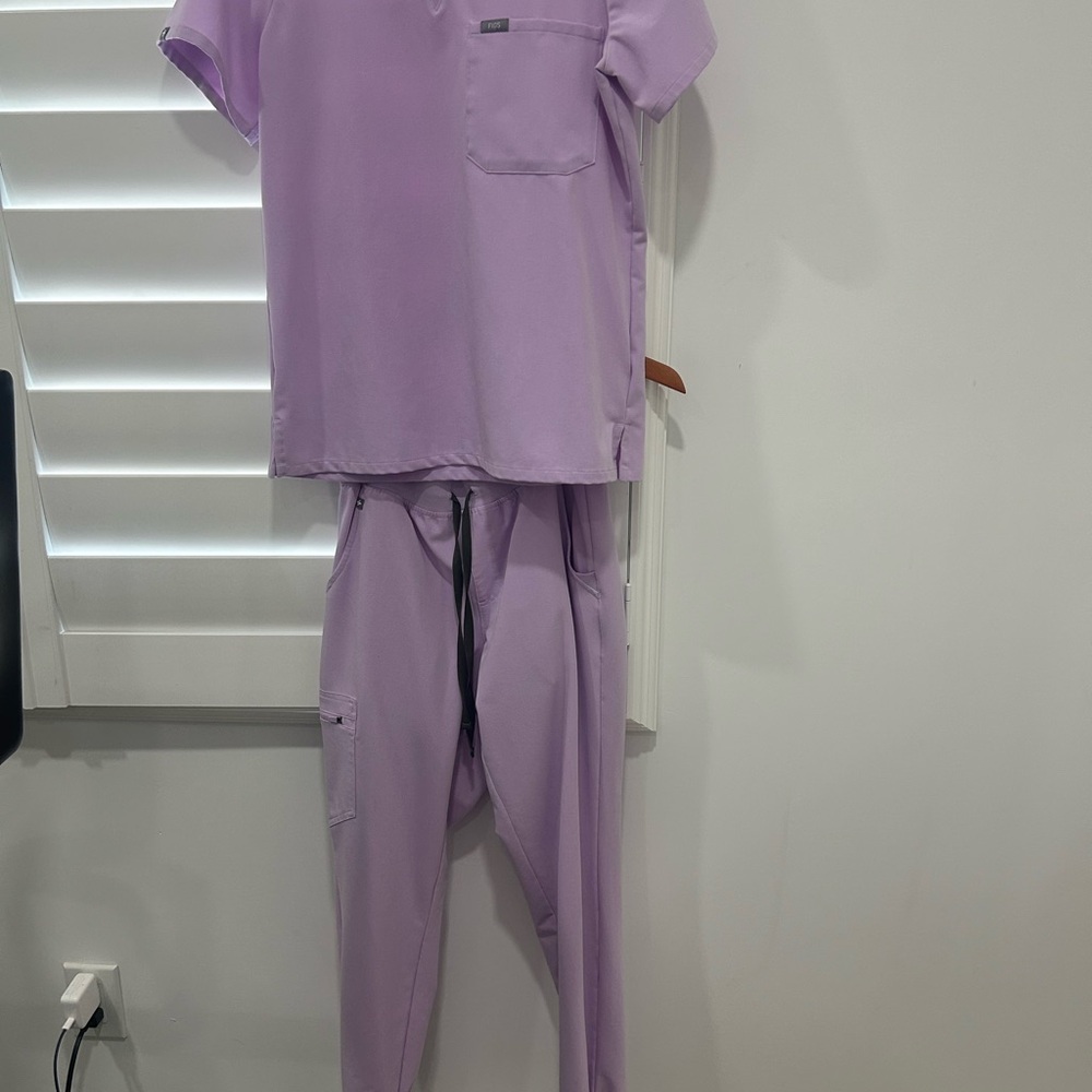 Figs Lilac scrubs